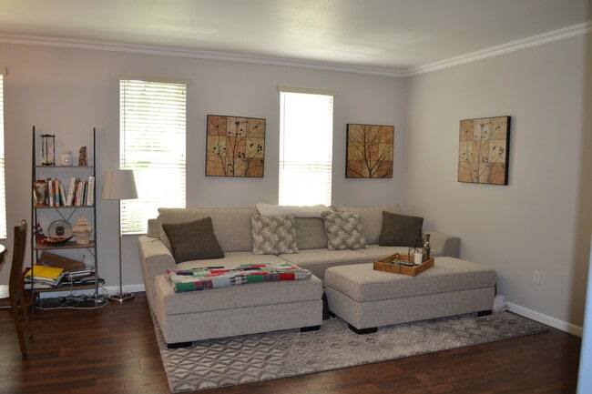 Building Photo - Elisa Ln