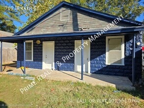 Building Photo - 709 W 44th St