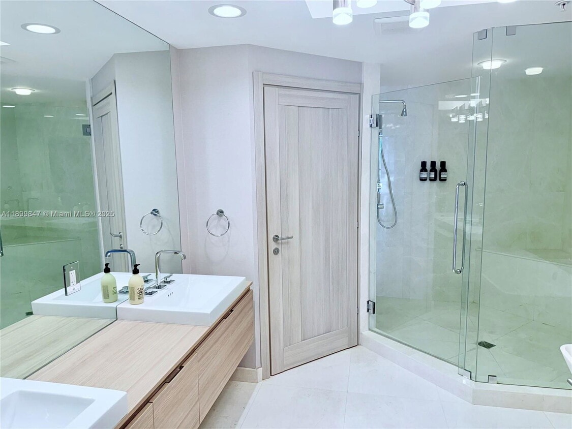 Foto principal - 17111 Biscayne Blvd