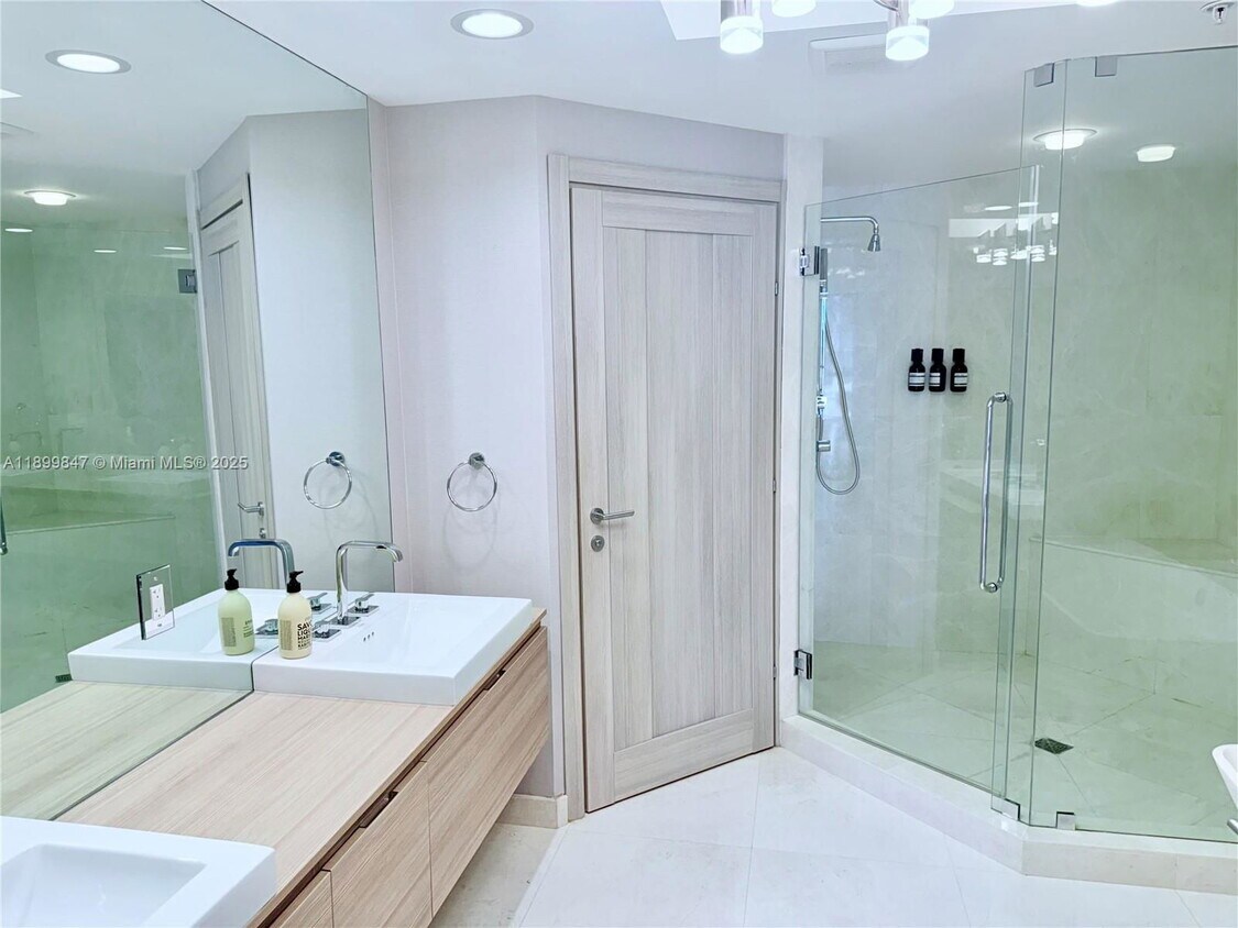 Primary Photo - 17111 Biscayne Blvd