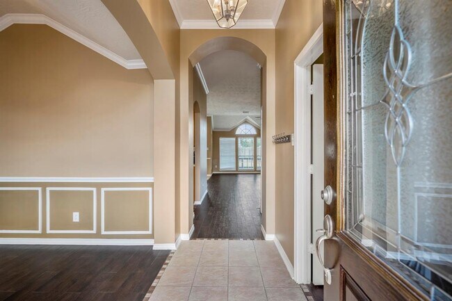 Foto del edificio - 8110 Cove Timbers Ln