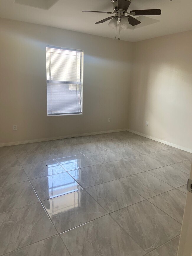 Foto del edificio - 1100 E Cedar Ave
