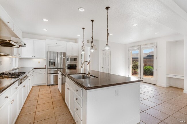 Building Photo - 525 Sauvignon Pl