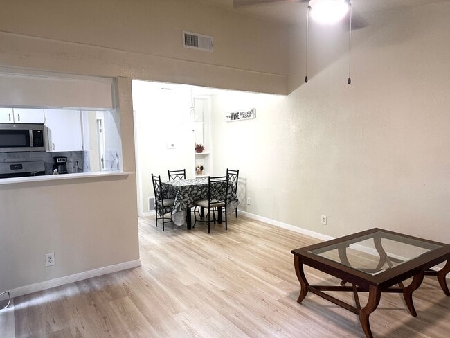 Foto del edificio - 2 bed 1 bath on Emerald Forest