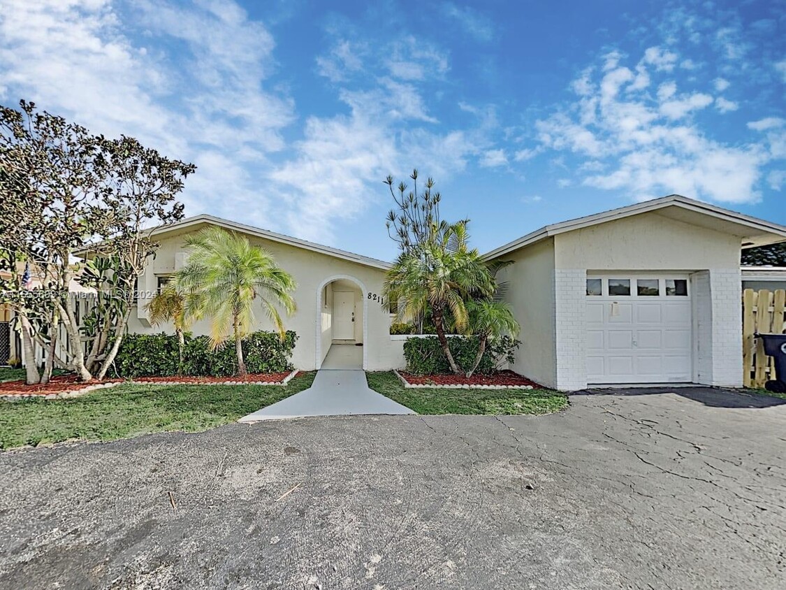 Foto principal - 8211 SW 8th Ct