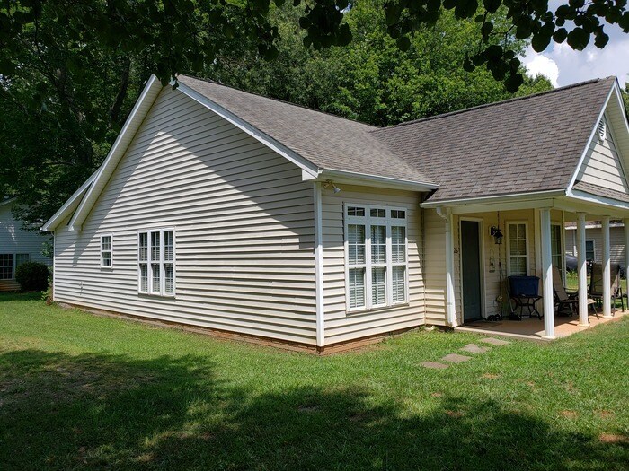 Building Photo - 126 W Oak Ave