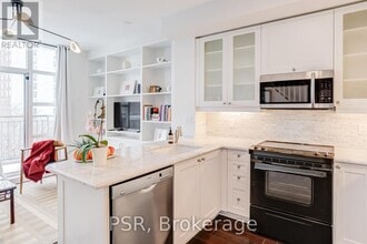 Building Photo - 901 Queen St W