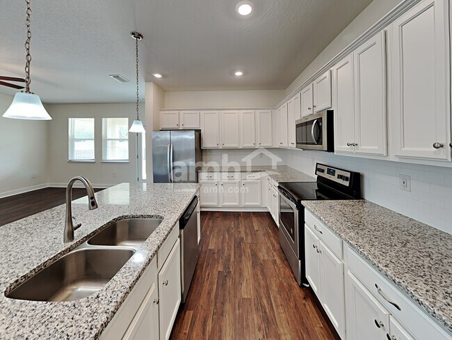 Building Photo - 527 Pine Terrace Dr