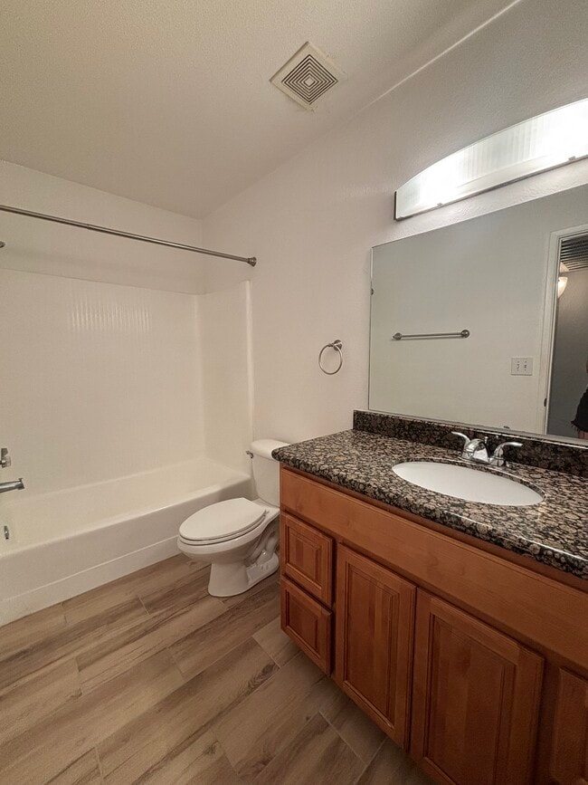 Baño completo con encimeras a juego. - 5877 N Granite Reef Rd