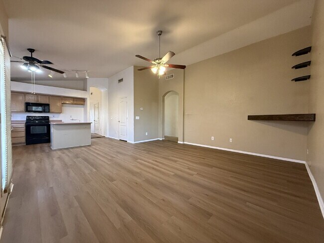 Foto del edificio - "Charming 3-Bed, 2-Bath in the beautiful Crystal Gardens Lake Community  – Your Perfect Home Awai...