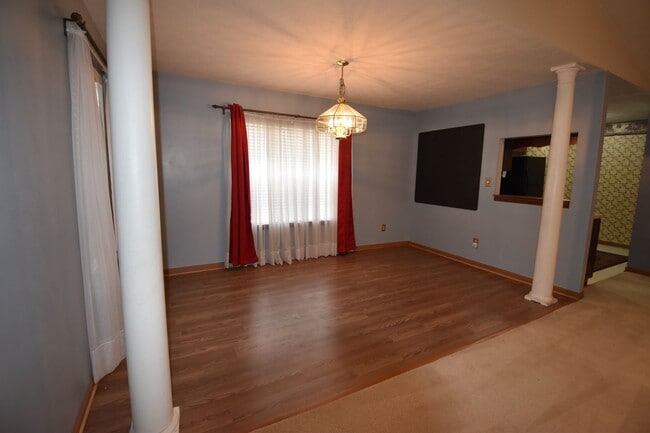 Building Photo - 3 Bedroom 2 Bath Home with Garage