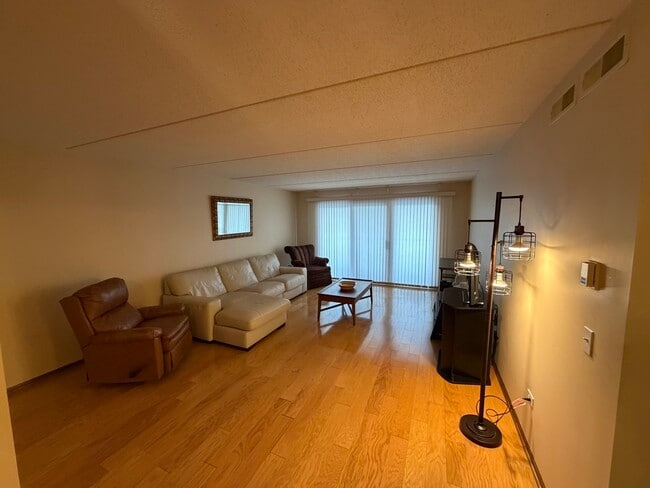 Foto del edificio - 6401 W Berteau Ave