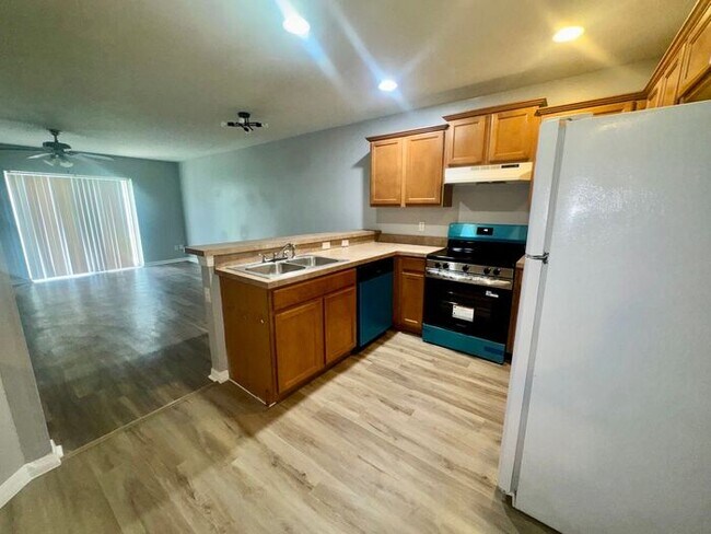 Foto del edificio - 3 bedroom 2.5 bath Oakcrest Townhome with Laminate and Tile flooring Throughout, and a 1 Car Garage!