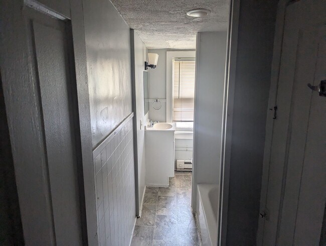 Building Photo - 2BR with backyard in Penbrook!