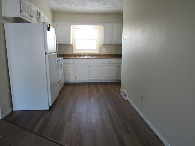 Building Photo - 637 W 63rd St