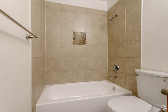 3BR, 1.5BA - 900SF - Waterview on the Parkway Apartments