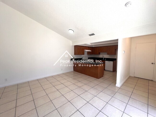 Foto del edificio - Spacious Updated 2bd/2ba Halfplex with 2 Car Garage