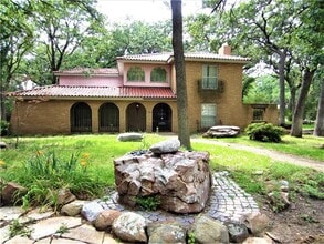 Building Photo - 1815 Greenwood Dr