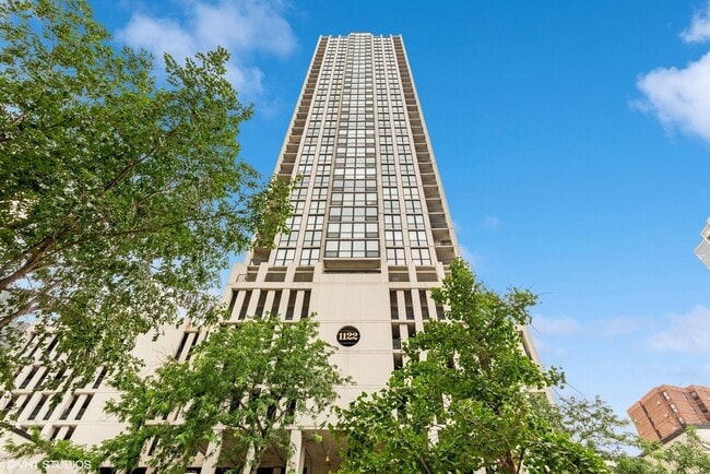 Building Photo - 1122 N Clark St