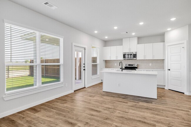 Foto del edificio - AVAILABLE NOW! LUXURIOUS DUPLEX LOCATED ON 1-ACRE LOT IN MIDLOTHIAN, TX!
