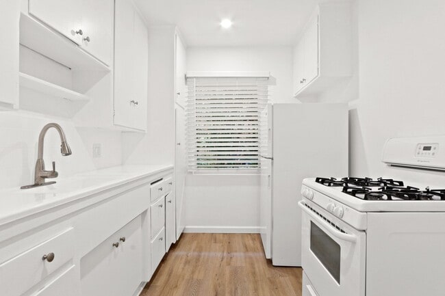 Building Photo - 943 6th St