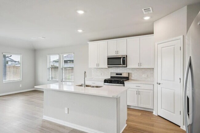 Foto del edificio - 512 Midnight Oak Dr