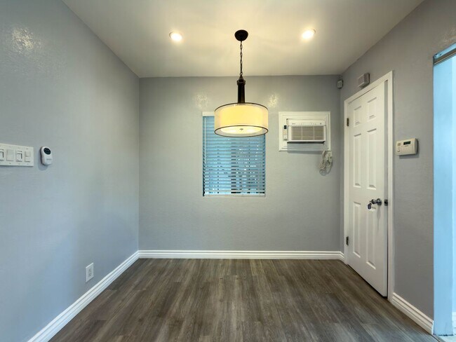 Foto del edificio - Charming 2BR Front House with Bonus Room & Private Yard