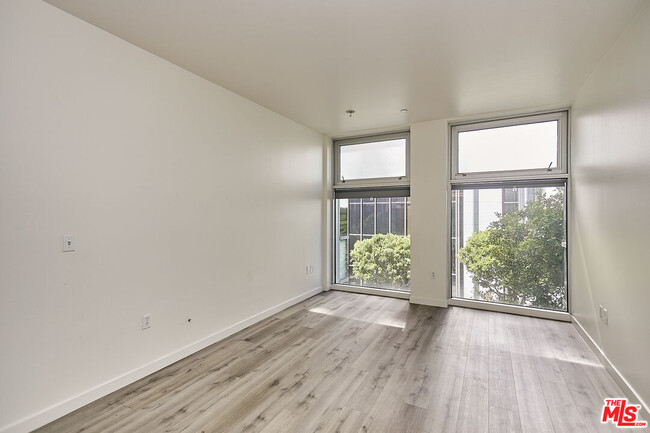 Building Photo - 630 W 6th St