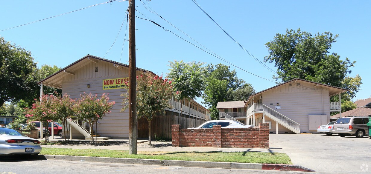 Building Photo - College Manor