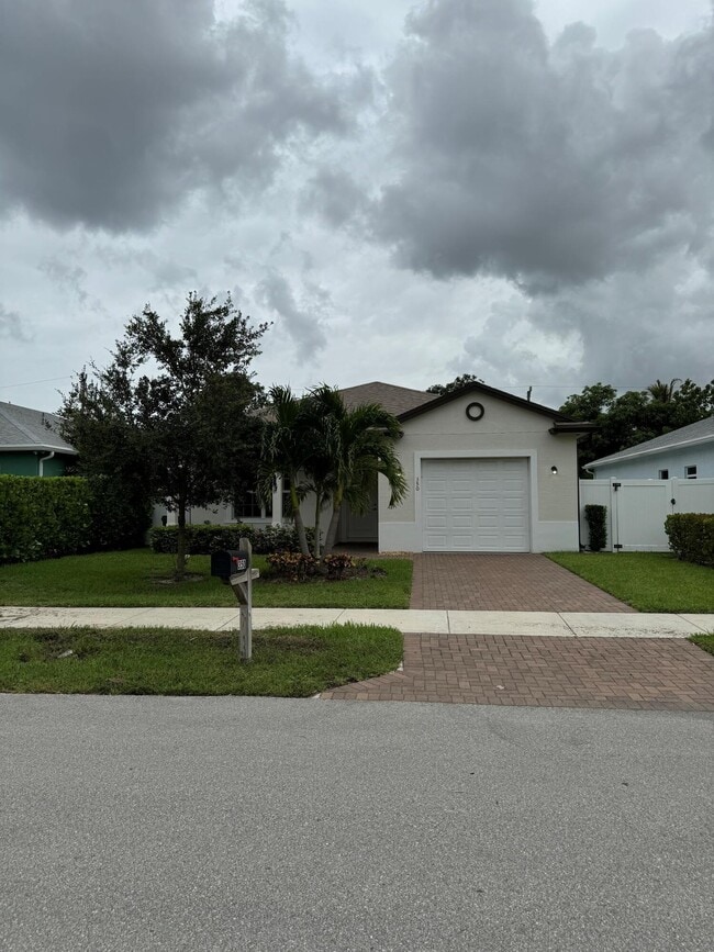 Building Photo - 1031 Mango Dr