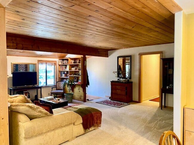 Building Photo - 10735 Pine Hill Dr