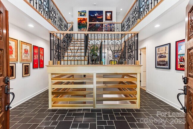 Foto del edificio - 115 Forest Cliff Ct NE