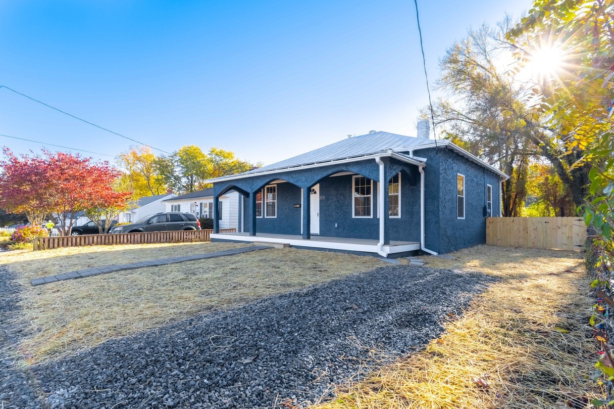 Primary Photo - 205 N Kalmia Ave