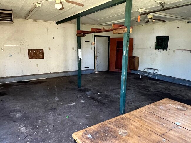 Garaje independiente con espacio de almacenamiento. - 956 Main St