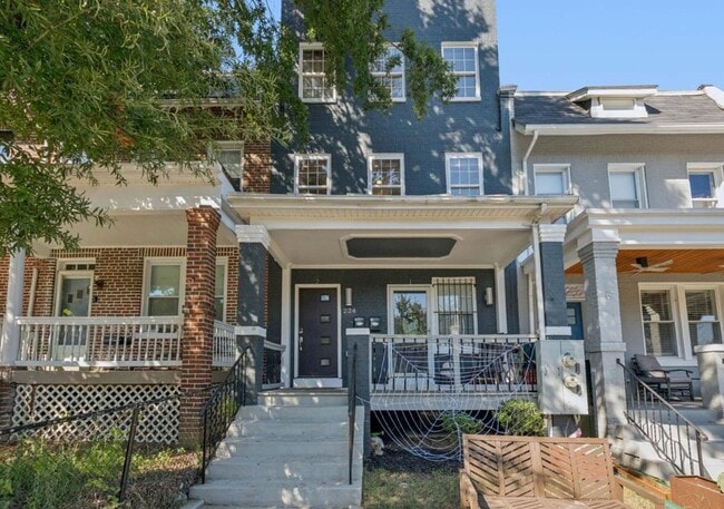 Large Sunny Eckington Three Bed/Three Bath Interior Rowhouse Condo Home - Large Sunny Eckington Three Bed/Three Bath Interior Rowhouse Condo Home
