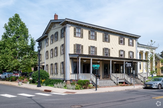Building Photo - 123 Main St