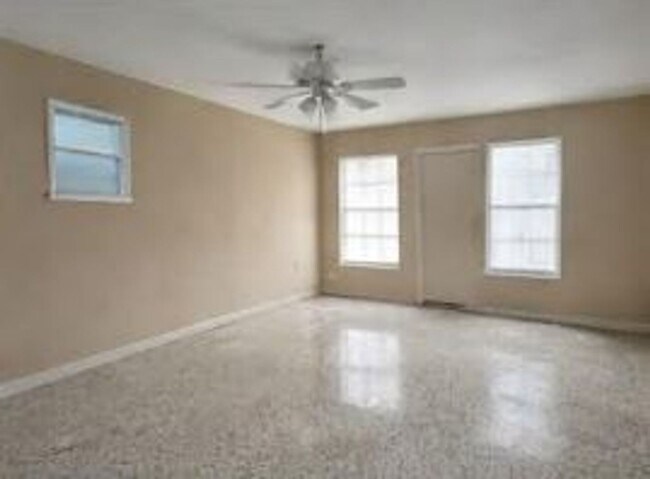 Foto del edificio - SODO Pool Home in Blankner/Boone school district!