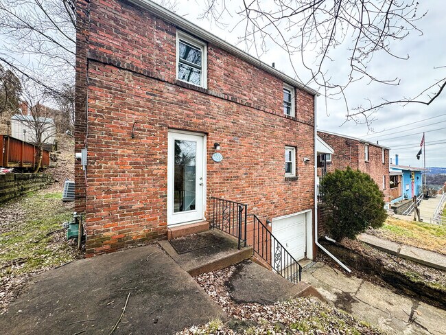 Building Photo - 308 Gumbert St