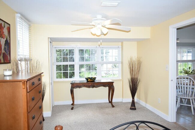 El otro extremo del dormitorio - 2202 Bignonia St