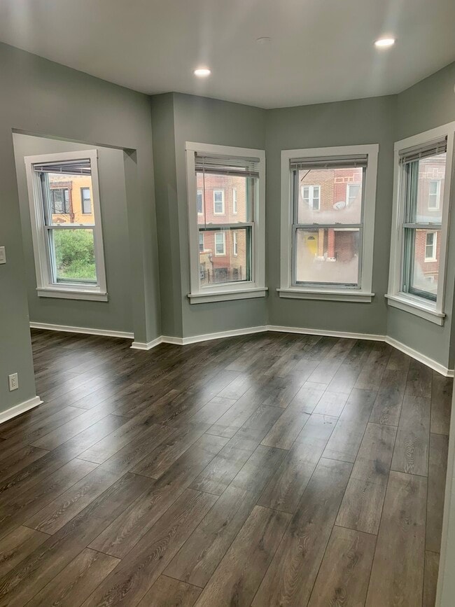 Building Photo - 3547 W Diversey Ave