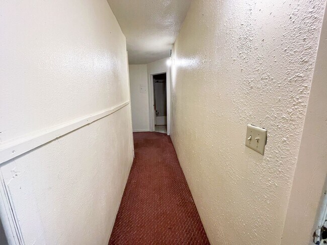 Building Photo - 408 S Duff St