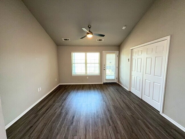 Foto del edificio - 6108 Abrams Rd
