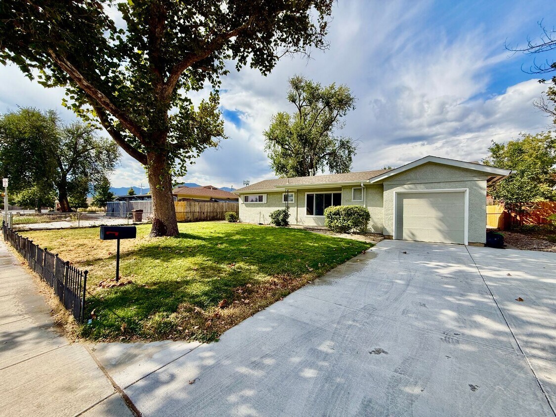 Foto principal - **NEWLY UPDATED 2 BEDROOM HOME