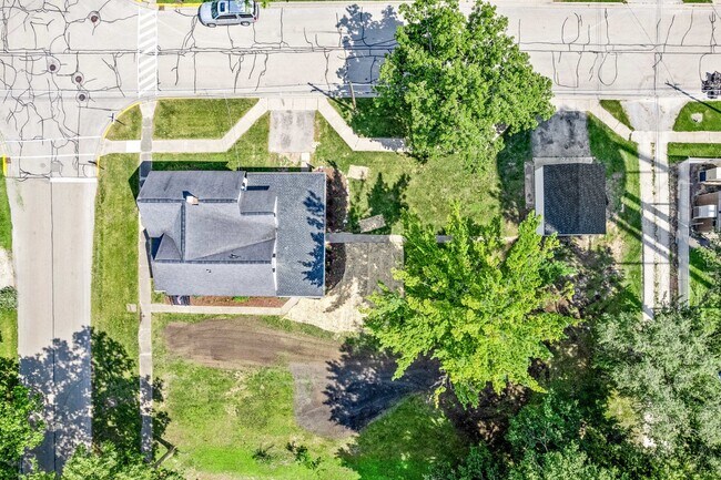 Building Photo - 144 Robinson St