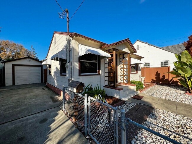 Building Photo - Absolutely Adorable One Bedroom Home Near ...