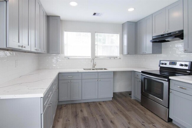 Building Photo - 23710 Farm Hill Dr