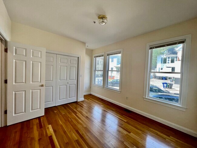 Building Photo - 387 Medford St