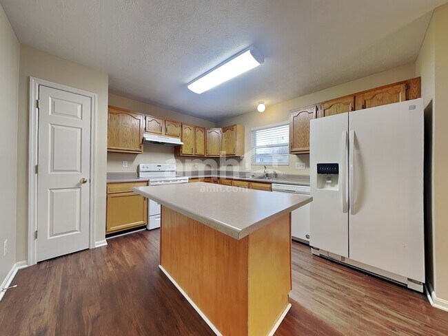Foto del edificio - 557 Whispering Pines Pl