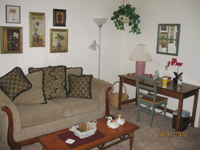 Building Photo - Completely Furnished 2-bedroom Apartment i...