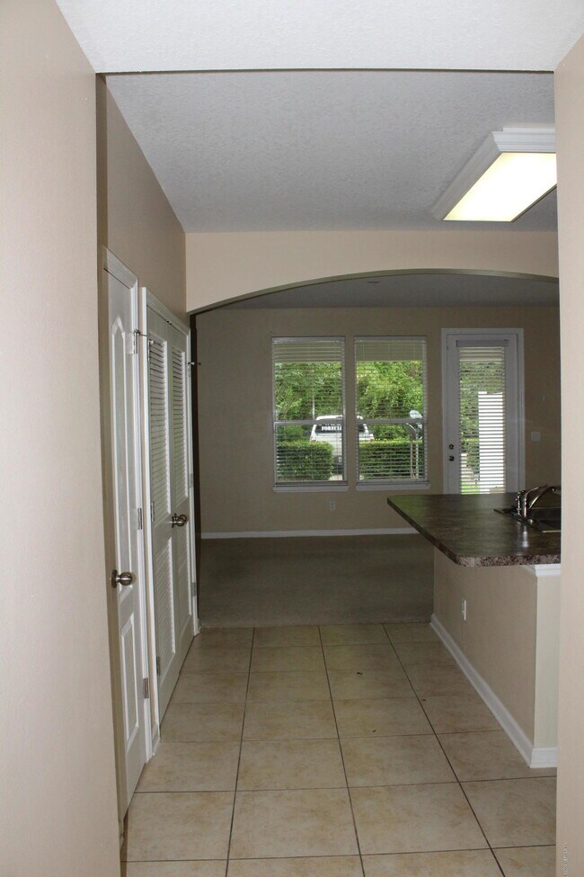 Foto del edificio - 625 Oakleaf Plantation Pkwy